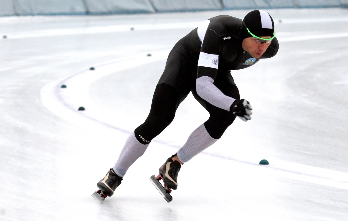 Mistrz olimpijski z Soczi na 1500 m Zbigniew Bródka zajął trzecie miejsce na tym dystansie w mistrzostwach Polski w łyżwiarstwie szybkim. Na torze Stegny w Warszawie przegrał z Konradem Niedźwiedzkim i Janem Szymańskim.