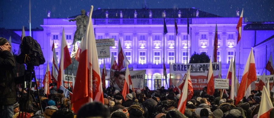 "W obronie demokracji" - pod takim hasłem zebrali się przed Pałacem Prezydenckim w Warszawie przedstawiciele i zwolennicy Klubów "Gazety Polskiej". Demonstracja to wyraz poparcia dla obecnej władzy w Polsce.