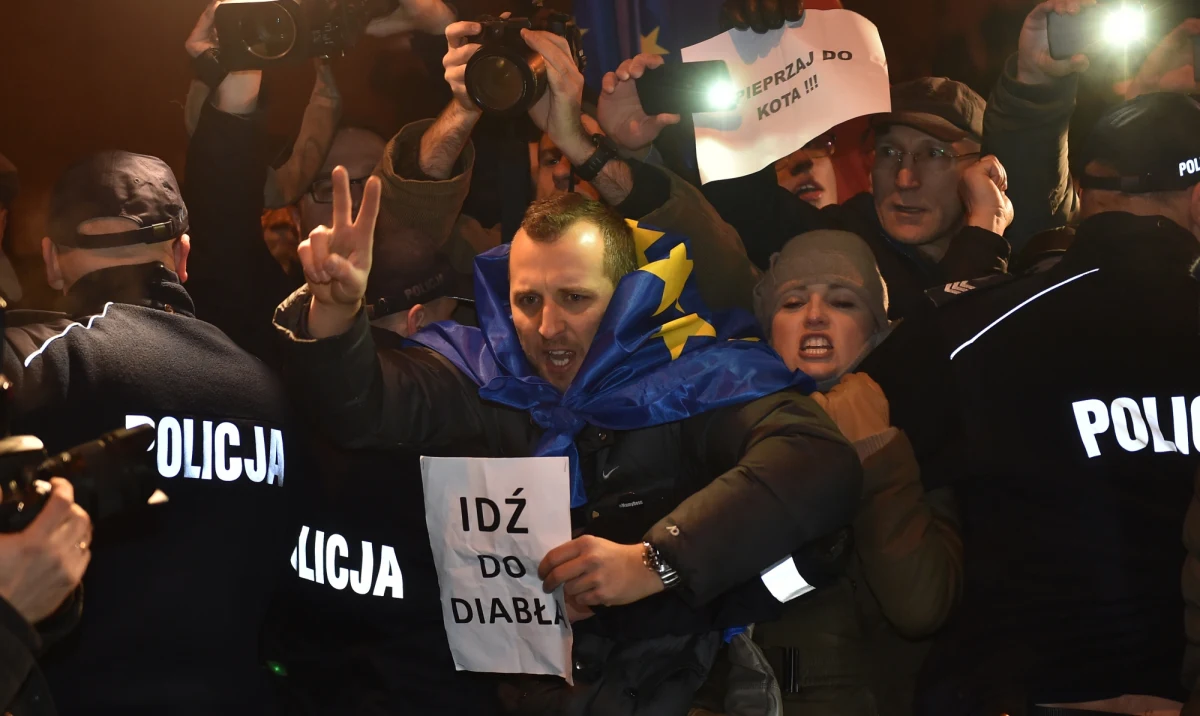 Grupa kilkudziesięciu demonstrantów próbowała uniemożliwić politykom Prawa i Sprawiedliwości wjazd na Wzgórze Wawelskie. Protestujący krzyczeli m.in. "Obronimy demokrację", "Wolny Kraków", "wolne media", "solidarni z opozycją" oraz "wolność, równość, demokracja". 