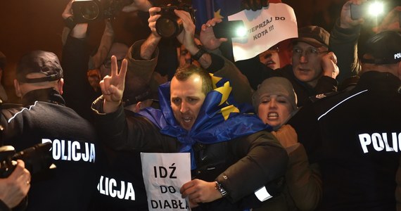Grupa kilkudziesięciu demonstrantów próbowała uniemożliwić politykom Prawa i Sprawiedliwości wjazd na Wzgórze Wawelskie. Protestujący krzyczeli m.in. "Obronimy demokrację", "Wolny Kraków", "wolne media", "solidarni z opozycją" oraz "wolność, równość, demokracja". 