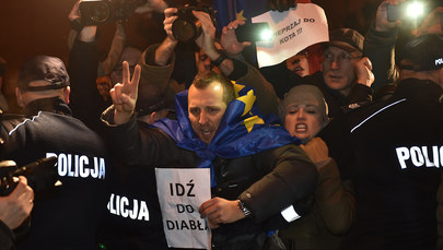 Awantura w Krakowie. Protestujący próbowali uniemożliwić politykom PiS wjazd na Wzgórze Wawelskie
