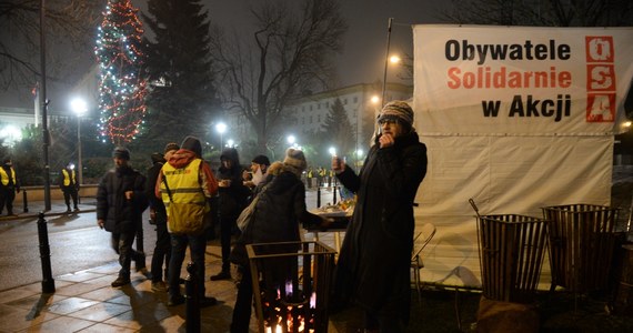 Przed Sejmem trwa demonstracja poparcia dla posłów, którzy przebywają w budynku parlamentu. Teren wokół gmachu Sejmu zabezpiecza policja. Na dziś są zaplanowane dwa kluczowe spotkania mogące pomóc w rozwiązaniu trwającego od piątku kryzysu politycznego. W południe marszałek Senatu ma spotkać się ponownie z przedstawicielami mediów ws. organizacji pracy dziennikarzy w Sejmie. Godzinę później prezydent ma rozmawiać z marszałkiem Sejmu i prezesem PiS. 