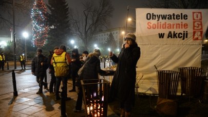 Trwa demonstracja przed Sejmem. Poseł PO: Nikt nas z sali nie wyrzuca 