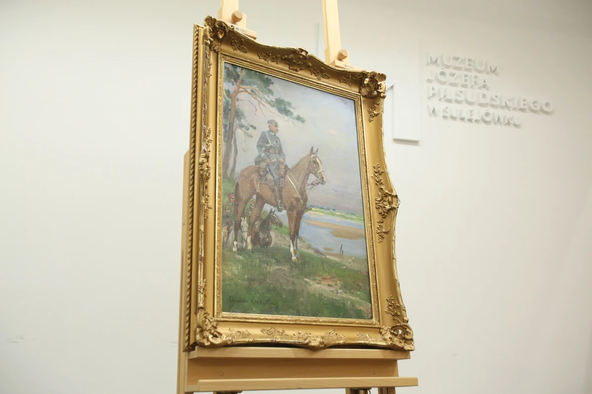 Skradziony obraz Wojciecha Kossaka „Piłsudski na Kasztance” odnaleziono po 19 latach. To jednak nie finał tej historii i wcale nie musi się ona skończyć happy endem – czytamy w najnowszym wydaniu tygodnika „wSieci”. Nie wiadomo, czy obraz wróci do właściciela. Handel dziełami sztuki ma swoją ciemną stronę, o której zwykle się nie mówi – podkreśla dziennikarka Maja Narbutt, komentując głośną ostatnio sprawę odnalezienia obrazu Wojciech Kossaka. 