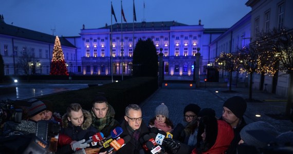 Nie jest rolą prezydenta umawianie spotkań między politykami. Oczywiście, jeśli prezes PiS Jarosław Kaczyński zechce spotkać się z szefem PO Grzegorzem Schetyną, aby porozmawiać o możliwościach rozwiązania kryzysu, prezydent przyjmie z satysfakcją taką inicjatywę – oświadczył szef prezydenckiego biura prasowego, Marek Magierowski. 