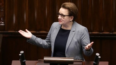 Zalewska zapowiada propozycje w reformie oświaty. W Warszawie protestują