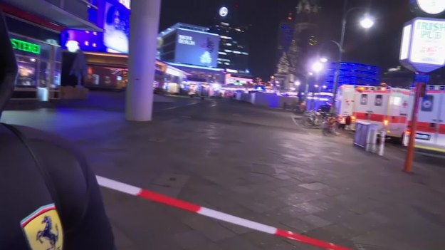 Naoczni świadkowie opisują moment, kiedy ogromna ciężarówka staranowała zatłoczony jarmark bożonarodzeniowy w Berlinie. "Ciężarówka po prostu tam wjechała. Taranowała ludzi, stragany...". Świadek, który odmówił podania swego nazwiska, powiedział również, że widział uciekającego podejrzanego. Policja zatrzymała go chwilę po zamachu. Do tej pory potwierdzono śmierć 12 osób. Kilkadziesiąt jest rannych. "Mamy mnóstwo rannych i poważnie rannych. Z tego, co wiemy obecnie 50 osób jest rannych" - powiedział rzecznik policji, Thomas Neuendorf.