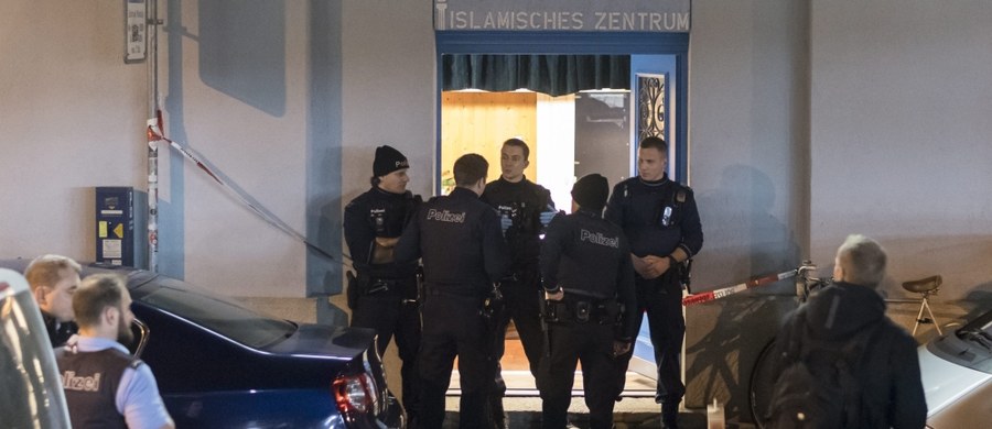 Napastnik, który w poniedziałek postrzelił trzy osoby w meczecie niedaleko głównego dworca kolejowego w Zurychu i popełnił następnie samobójstwo, dokonał wcześniej zabójstwa - poinformowała we wtorek szwajcarska policja. Zaznaczyła jednocześnie, iż nic nie świadczy o tym, by atak na meczet miał podłoże terrorystyczne.  