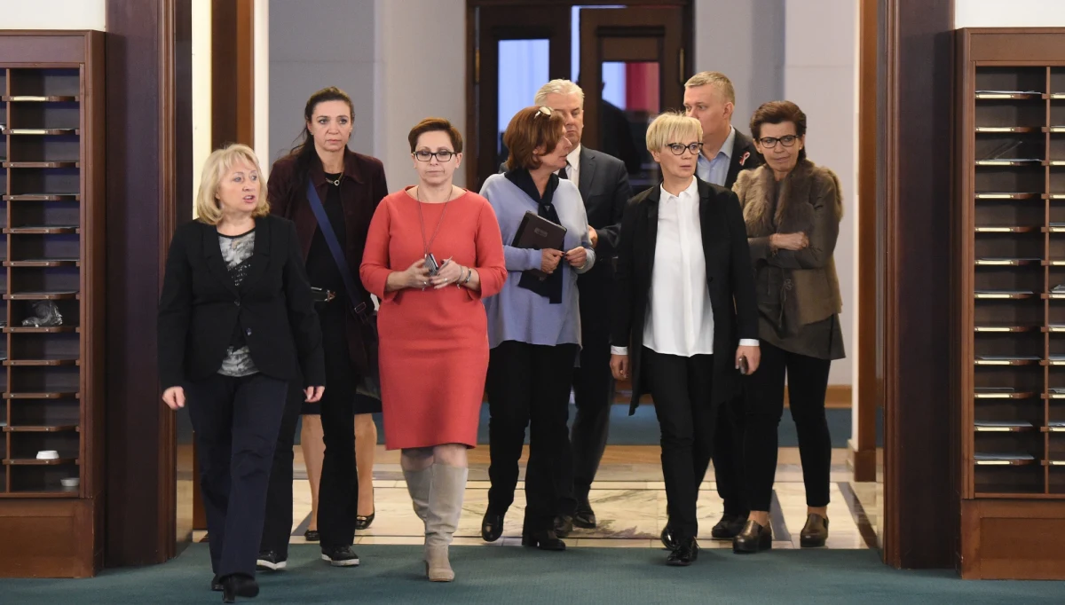 Posłowie Platformy mają nadal prowadzić protest na sali sejmowej. Zakończyło się posiedzenie klubu PO, na którym politycy partii opozycyjnej mieli zdecydować, czy zakończyć protest. 