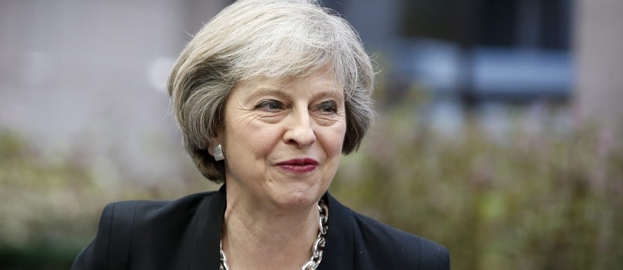 Brytyjska premier Theresa May zapewniła we wtorek, że chce zakończyć negocjacje w sprawie Brexitu w ciągu dwóch lat tak, jak przewiduje to traktat Unii Europejskiej. Nie wykluczyła, że może być potrzebne porozumienie regulujące okres przejściowy w związku z wyjściem ze wspólnoty.