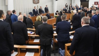 Senat przyjął ustawę obniżającą emerytury i renty byłych funkcjonariuszy aparatu bezpieczeństwa PRL