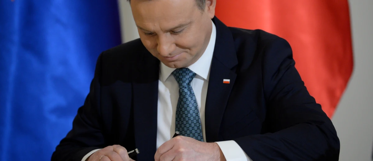 "Polska konsekwentnie sprzeciwia się stosowaniu terroru jako instrumentu działań politycznych" - napisał prezydent Andrzej Duda w depeszy kondolencyjnej do prezydenta Rosji Władimira Putina po zamachu w Ankarze, w którym zginął rosyjski ambasador.