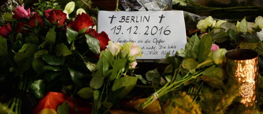 Sprawca poniedziałkowego zamachu na berlińskim targu bożonarodzeniowym wciąż pozostaje na wolności. Pakistańczyk, zatrzymany przez policję tuż po ataku, został wczoraj wypuszczony. Wieczorem do zamachu przyznało się Państwo Islamskie. Wśród 12 ofiar śmiertelnych jest polski kierowca. Jego ciało znaleziono w ciężarówce, którą zamachowiec taranował ludzi. Polak został zastrzelony przed atakiem.
