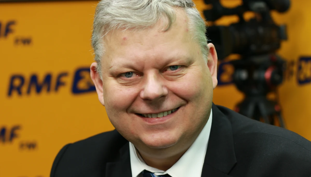 W sprawie zmian w dostępie dziennikarzy do Sejmu robimy krok w tył - przyznaje poseł PiS Marek Suski. "Widocznie zrozumieliśmy, że czasem zrobić krok w tył, dla dobra sprawy" - mówił gość Porannej rozmowy w RMF FM. Na pytanie, po co była PiS-owi awantura w Sejmie odpowiada: nie wiem. Suski dodał jednak, że nie widzi powodu, żeby marszałek Sejmu Marek Kuchciński podał się do dymisji. "Nie przesadzajmy, nic aż tak strasznego nie zrobił" - przekonywał.