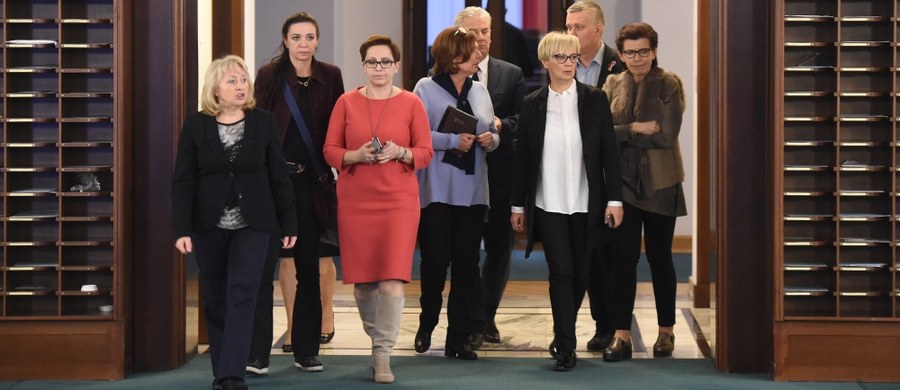 Symbolika okupowania sali plenarnej Sejmu przez posłów opozycji jest doniosła i imponująca. Niestety nie wiem, co dokładnie symbolizuje.
