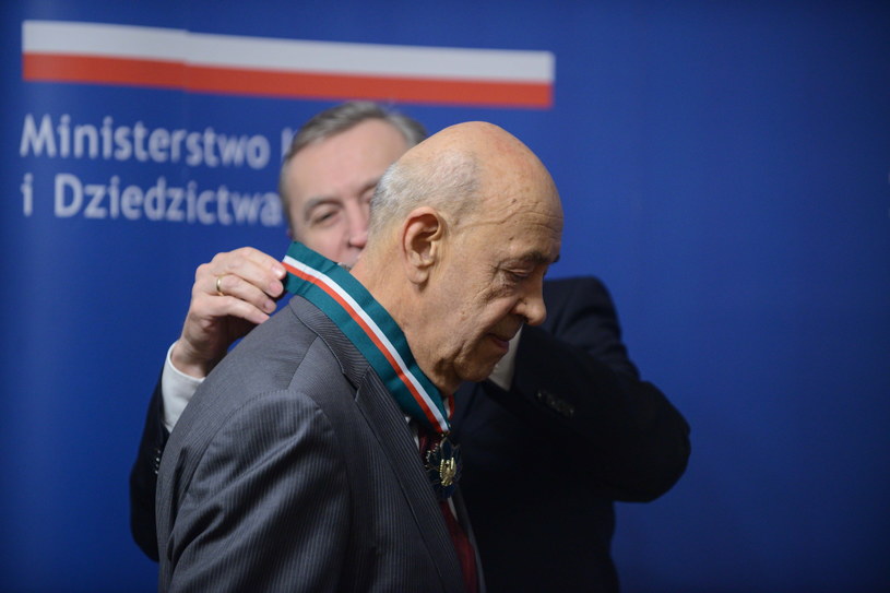 Antoni Krauze oraz Janusz Rewiński otrzymali we wtorek, 20 grudnia, w Warszawie Złote Medale "Zasłużony Kulturze Gloria Artis". Medale Gloria Artis otrzymali też inni zasłużeni ludzie kultury.