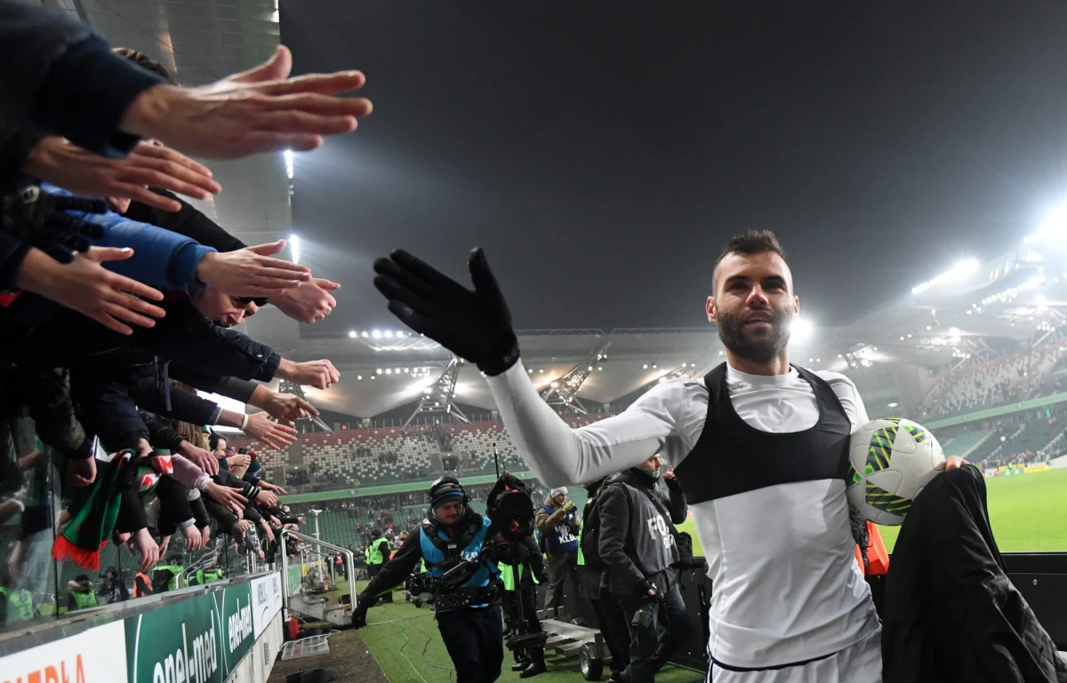 Do Legii przeniósł się półtora roku temu. Wielokrotny król strzelców z ligi węgierskiej, którego wcześniej nikt nie wyciągnął z Videotonu? Dlaczego? Niedowiarkowie zapewne sądzili, że do Legii trafia zawodnik, który sobie nie poradzi. Na krajowym podwórku był jednak Nikolić zjawiskiem, jakiego nie było w Ekstraklasie od lat. 