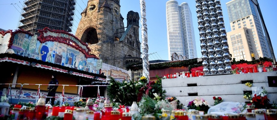 Niemiecka policja poszukuje Tunezyjczyka w związku z poniedziałkowym zamachem w Berlinie - pisze „Der Spiegel” w internetowym wydaniu. Według tygodnika w szoferce ciężarówki użytej do zamachu znaleziono dokument tożsamości. ​Jak pisze „Der Spiegel” dokument mógł wypaść, gdy zamachowiec walczył z polskim kierowcą. Poszukiwany to 24-letni Tunezyjczyk Anis A. W poniedziałkowym zamachu zginęło 12 osób, a 48 zostało rannych. 