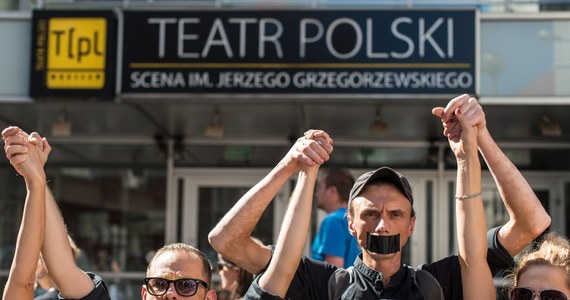 Zarząd województwa dolnośląskiego zdecydował, że Cezary Morawski nie zostanie odwołany z funkcji dyrektora Teatru Polskiego we Wrocławiu. Przeciwko Morawskiemu od początku jego kadencji protestuje część zespołu artystycznego teatru.