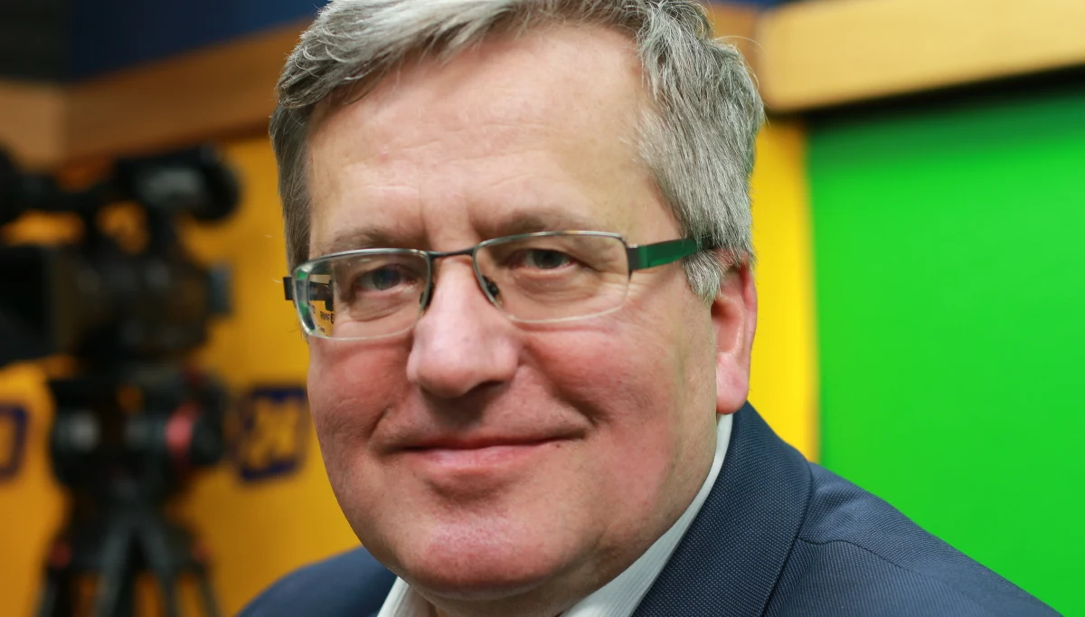 "Straszenie parlamentarzystów odpowiedzialnością karną jest czymś nieprawdopodobnym" – mówił w Popołudniowej rozmowie w RMF FM Bronisław Komorowski. Były prezydent wyrażał oburzenie obecnością wojska na ulicach. "Formą straszenia jest obecność funkcjonariuszy BOR w Sejmie, żandarmerii wojskowej na ulicach Warszawy" – mówił. Jego zdaniem, "to, co Jarosław Kaczyński robi z demokracją, woła o pomstę do nieba". Skandalem nazwał przegłosowanie budżetu tylko przez jeden klub parlamentarny. W internetowej części rozmowy Bronisław Komorowski mówił o nadużywaniu sejmowych regulacji przez marszałka. "Marszałek Kuchciński kompletnie się pogubił" – stwierdził były prezydent - "Powinien przeprosić wszystkich - koalicję, opozycję. (…) Doprowadził do eksplozji".