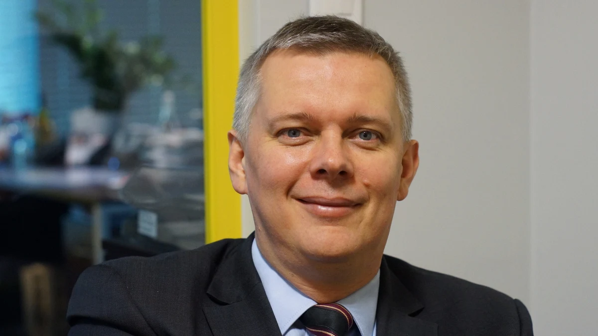 "To jest superpoważna sprawa, czy dziennikarze mogą się swobodnie poruszać po Sejmie, ale to była taka sytuacja, to była kropla, która przelała czarę goryczy (rozgoryczenia) PiS-em, który coraz bardziej spycha opozycję, media, społeczeństwo obywatelstwo do narożnika" - mówił o piątkowej awanturze w Sejmie wiceszef PO Tomasz Siemoniak. Jak dodał gość Porannej rozmowy w RMF FM, "wszystko jest w ręku" Jarosława Kaczyńskiego. "Jeśli zadeklaruje, że zbierze się Sejm i przegłosuje budżet nie w takich urągających powadze warunkach jak w Sali Kolumnowej, z sekretarzami, których nie ma, z pobieżnym liczeniem głosów, bez dyskusji nad poprawkami, to nie ma problemu. Przecież i tak ma większość" - tłumaczył były szef MON.