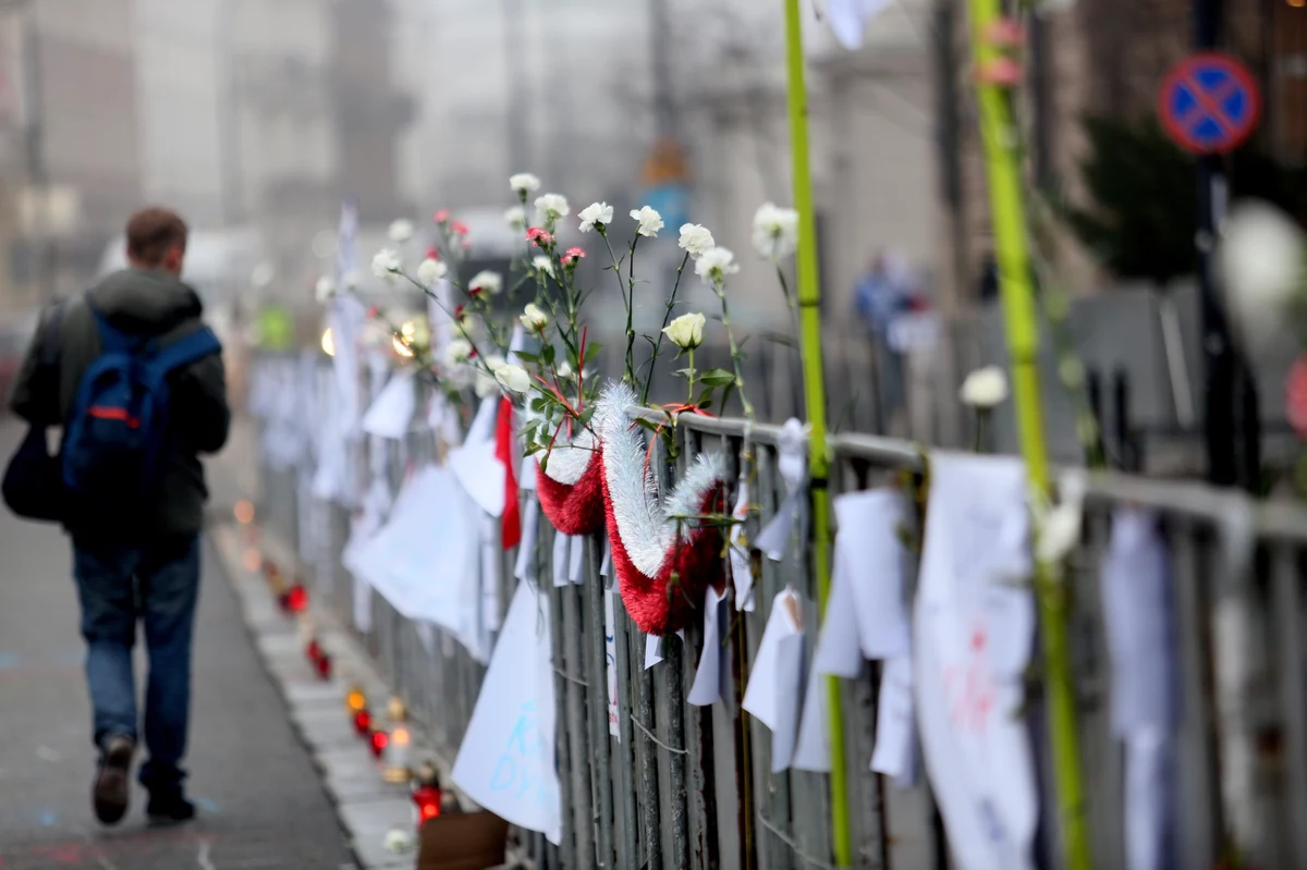 Metalowe ogrodzenia znikło sprzed Sejmu. Stołeczna policja informuje, że po zakończeniu wtorkowej demonstracji "zagrożenie jest mniejsze" i "nie ma konieczności zapewnienia drogi ewakuacyjnej". 