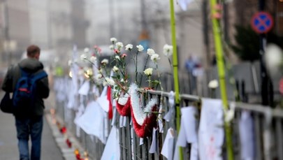 Sprzed Sejmu znikł metalowy płot. "Już nie ma konieczności drogi ewakuacyjnej"