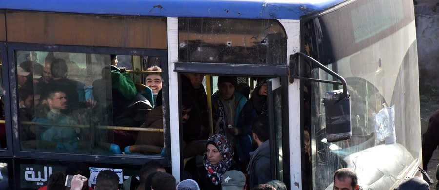 ​Z ostatniej rebelianckiej enklawy syryjskiego Aleppo wyjechały autobusy z cywilami i rebeliantami. Po dniu przerwy wznowiono ewakuację. Międzynarodowy Komitet Czerwonego Krzyża podał, że ewakuowano pacjentów z ostatniego szpitala we wschodniej części.