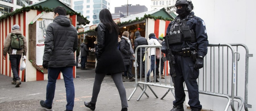 ​W reakcji na atak na jarmark bożonarodzeniowy w Berlinie duże miasta w USA zaostrzają środki bezpieczeństwa. Uzbrojeni policjanci patrolują ulice Nowego Jorku, Chicago i Bostonu. Policja wzmocniła też swą obecność w miejscowościach wypoczynkowych.