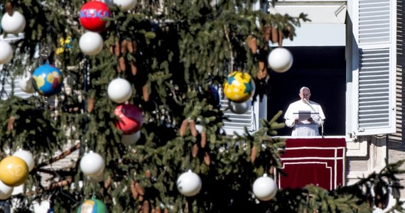 Papież zadzwonił w czwartek do porannego programu we włoskiej telewizji publicznej RAI. Podczas połączenia na żywo złożył widzom i prowadzącym świąteczne życzenia.