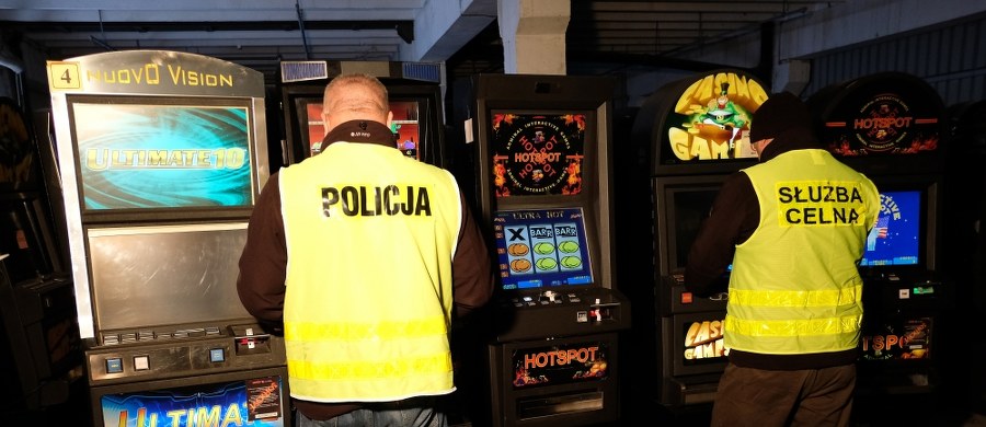 Pomorska delegatura Prokuratury Krajowej ostatecznie przegrała przed Sądem Okręgowym walkę o tymczasowe aresztowanie sześciu osób zatrzymanych w sprawie nielegalnego hazardu. Chodzi o grupę, która w pięciu województwach prowadziła - według śledczych - blisko 40 punktów z automatami do gry. Wcześniej Sąd Rejonowy uznał, że w czasie, który prokuratorzy objęli zarzutami, organizowanie gier na automatach nie było przestępstwem.