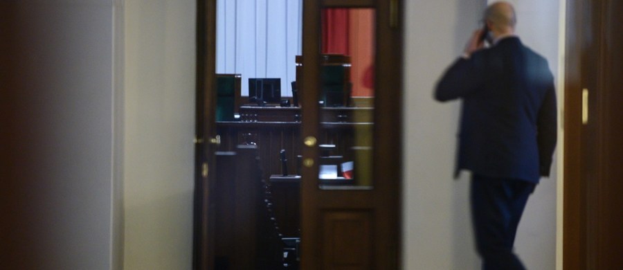 Coraz więcej niejasności wokół sposobu liczenia głosów podczas uchwalania budżetu w Sali Kolumnowej Sejmu. Dwoje wskazanych jako zajmujący się tym sekretarze posłów stanowczo zaprzeczyło, jakoby byli wtedy na sali. Co więcej, w tej chwili nie wiadomo nawet nie tylko kto, ale i ilu posłów liczyło głosy?