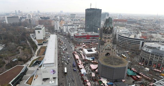 Policyjna akcja w berlińskiej dzielnicy Prenzlauerberg. Zamknięto centrum handlowe i wstrzymano ruch metra i tramwajów - poinformował na Twitterze dziennik "Tagesspiegel". Powodem jest tajemniczy pakunek.
