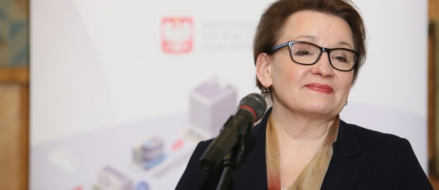 "Projekt przekażemy do konsultacji przed Nowym Rokiem" - zapowiada minister edukacji Anna Zalewska. Wcześniej kilka razy obiecywała, że projekt mocno krytykowany już w tak zwanych "prekonsultacjach", w połowie grudnia skieruje do właściwych konsultacji.