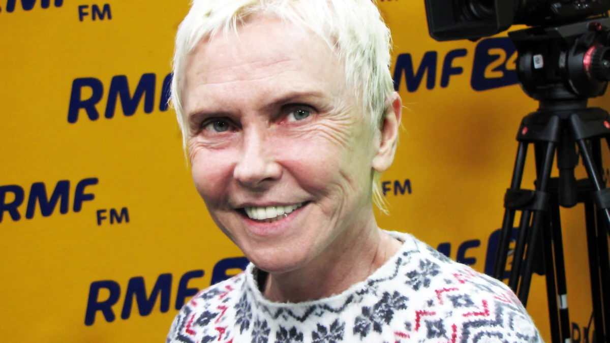 “Wszędzie tak jest, że te trudne kawałki medyczne powstawały z takiej ponadnormalnej emocji ludzkiej. To się zawsze bierze z czegoś bardzo osobistego” – mówiła o początkach kliniki “Budzik” Ewa Błaszczyk w Porannej rozmowie w RMF FM. “Bardzo ważne jest, że to nie tylko miejsce skoncentrowane na chorobie, ale ważny jest też kontakt z rodziną i otoczeniem takiej osoby, która przeżywa coś podobnego” – powiedziała. Gość Roberta Mazurka przyznała, że nie jest fanką świąt. "Nie mogę udawać, że mi się nie przytrafiło w życiu to, co mi się przytrafiło i że tego typu zatrzymanie akcji życia, gdzie każdy się odwraca w stronę swojej rodziny i tak dalej, mi się podoba" - powiedziała Błaszczyk. Aktorka zdradziła również, że w przyszłości chce zrobić “pare fajnych rzeczy w teatrze i w kinie”.