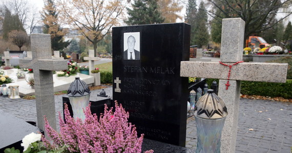 Badania DNA potwierdziły tożsamość ekshumowanego w listopadzie przewodniczącego Komitetu Katyńskiego Stefana Melaka, który zginął w katastrofie smoleńskiej - poinformował jego brat, Andrzej Melak. Ponowny pogrzeb odbędzie się 29 grudnia.