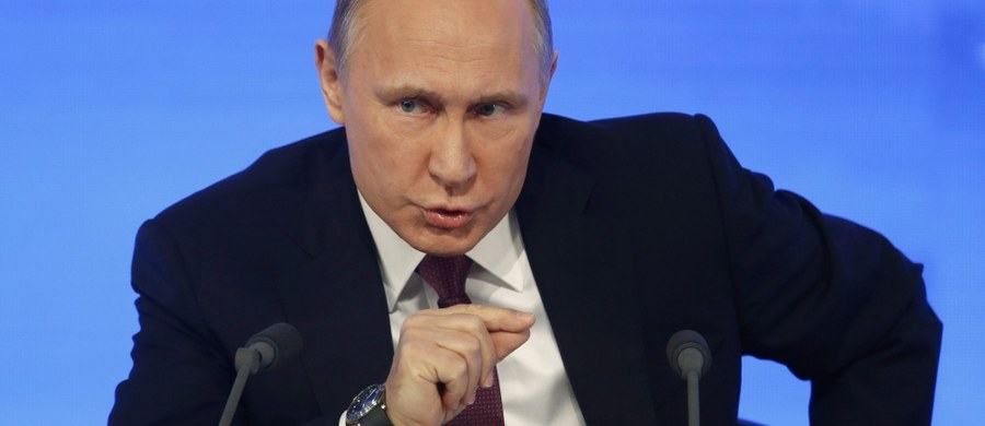​Prezydent Rosji Władimir Putin oświadczył w piątek, że zwrot wraku samolotu, który rozbił się w kwietniu 2010 roku pod Smoleńskiem, nie jest możliwy, dopóki Komitet Śledczy Federacji Rosyjskiej będzie prowadził śledztwo w sprawie tej katastrofy. "Należy ukrócić spekulacje w tej sprawie. Była to straszna tragedia" - oznajmił na dorocznej konferencji prasowej. 10 kwietnia 2010 r. w katastrofie samolotu Tu-154M pod Smoleńskiem zginęło 96 osób, w tym prezydent Lech Kaczyński i jego małżonka oraz ostatni prezydent RP na uchodźstwie Ryszard Kaczorowski. Polska delegacja zmierzała na uroczystości z okazji 70. rocznicy zbrodni katyńskiej.