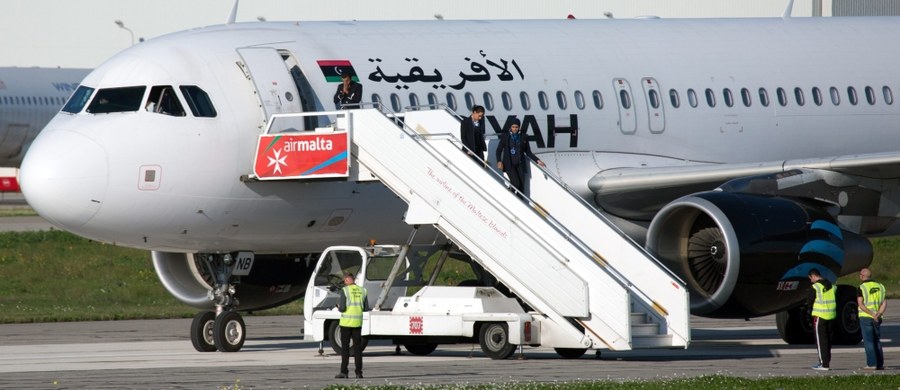 118 osób znajdowało się na pokładzie porwanego przed południem samolotu libijskich linii lotniczych Afrigiyah Airways. Maszyna wylądowała na Malcie. Przed godz. 14 pokład opuściło 25 osób. Później porywacze zwalniali kolejne. Ok. 15:43 uwolnili członków załogi. Sami także się poddali. Nikomu z porwanych nic się nie stało.