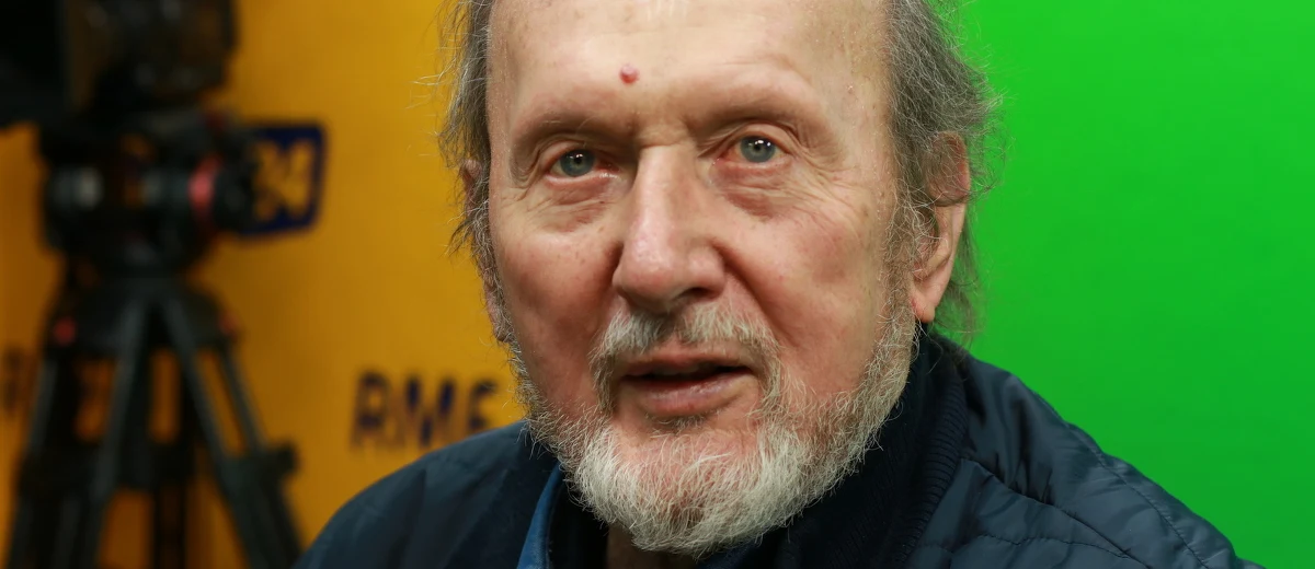 "To nie jest takie nowe, tylko w tej chwili jest to nagłośnione. W tej chwili to poczucie, że się strasznie kłócimy wynika również z możliwości nagłośnienia. Bo dawniej ludzie przeklinali pod nosem, przeklinali kogoś, do kogoś, ale to miało mały zasięg" - mówił w Popołudniowej rozmowie w RMF FM Ernest Bryll. Marcin Zaborski pytał poetę o wszechobecne w naszym kraju konflikty i dyskusje utrudniające wspólne spędzanie czasu. "Chodzi o to, żeby mieć wrażenie, że jak się mówi, to ktoś nas rozumie, tzn. być może nawet jak się z nami nie zgadza, to w czasie rozmowy coś rozumie i się przekona do pewnych rzeczy, które my mówimy, a my do pewnych rzeczy, które on mówi. A w ogóle o to, żeby nas słuchano" - ocenił Bryll. Porównywał zatargi rodaków do pielgrzymki do Częstochowy, podczas których odwiedza się miejsca wyciszenia. "Liczę na to, że będą swego rodzaju jasnogórską „przeprośną górką" - mówił gość RMF FM.