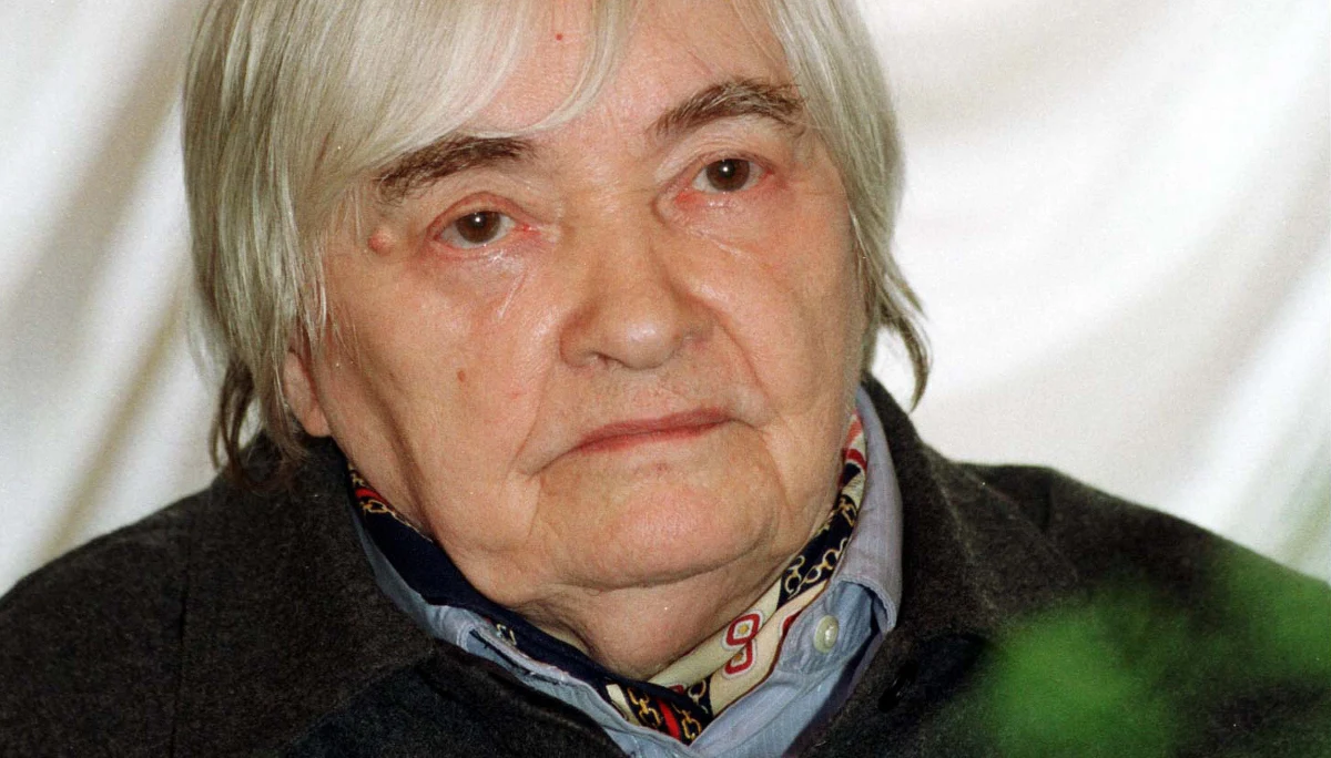 Maria Janion - historyk literatury, krytyk literacki, znawczyni polskiego i europejskiego romantyzmu, profesor Instytutu Badań Literackich PAN, autorka kilkunastu książek, które zmieniły oblicze polskiej humanistyki, kończy w sobotę 24 grudnia 90 lat. Autorka "Gorączki romantycznej" urodziła się w podwileńskich Mońkach 24 grudnia 1926 roku, dokładnie 128 lat po Mickiewiczu. Pochodziła z niezamożnej rodziny - samotna matka utrzymywała ją i jej brata, bardzo starając się o to, by dzieci zdobyły wykształcenie. Podczas okupacji, którą rodzina spędziła w Wilnie, Maria i jej brat uczęszczali na tajne komplety.