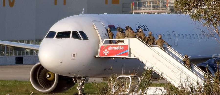 Dwaj porywacze, którzy uprowadzili w piątek samolot libijskich linii Afriqiyah Airways i zmusili pilotów do lądowania na Malcie, użyli do tego atrap broni - poinformował na Twitterze premier Malty Joseph Muscat. Według premiera, takie są wstępne ustalenia maltańskich służb badających porwanie.