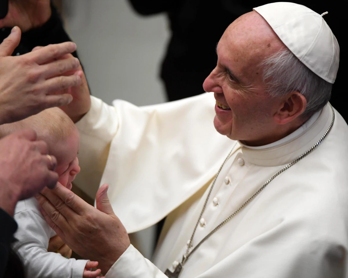 Świątecznej tradycji stało się zadość: papież Franciszek odwiedził swego emerytowanego poprzednika Benedykta XVI, by złożyć mu bożonarodzeniowe życzenia.