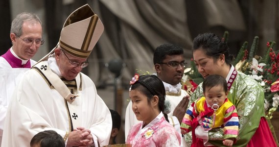 ​Papież Franciszek w orędziu na Boże Narodzenie zaapelował o pokój dla Syrii, zwłaszcza dla ludności Aleppo. Wzywał, by położyć kres cierpieniom ludności Iraku, Libii, Jemenu oraz Ukrainy. Papież modlił się za ofiary aktów terroryzmu i ich rodziny.