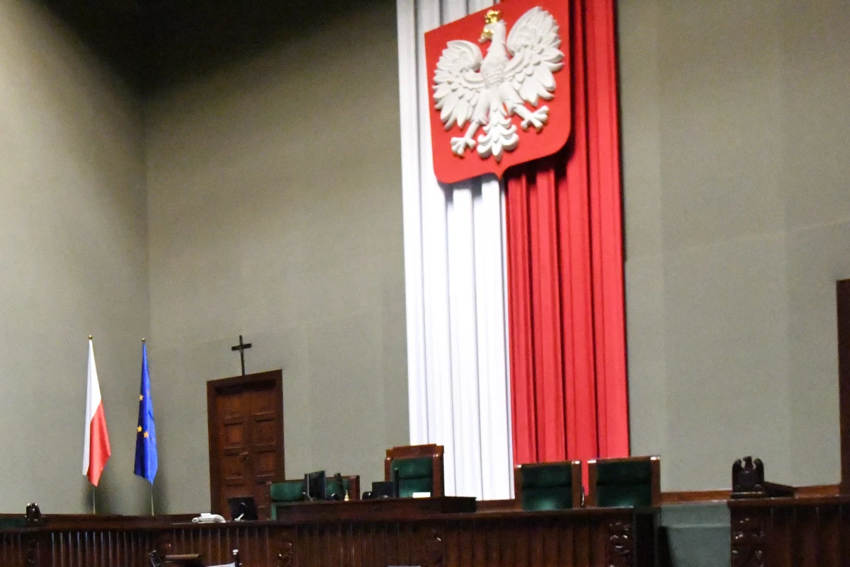 ​Po kilku posłów z PO i Nowoczesnej dyżuruje w niedzielę w sali obrad Sejmu. Wśród nich jest m.in. wicemarszałek Sejmu Małgorzata Kidawa-Błońska z PO i Katarzyna Lubnauer z Nowoczesnej. Przed Sejmem protestowało też kilkadziesiąt osób, solidaryzujących się z posłami opozycji.