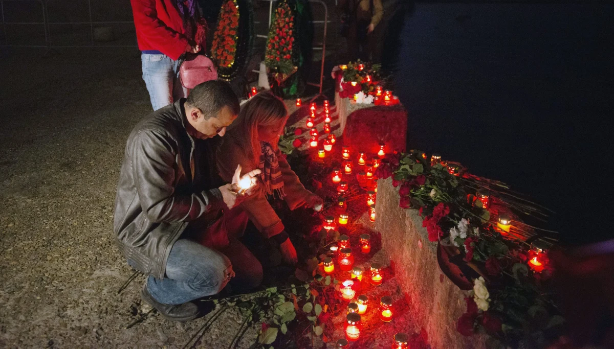 W Rosji trwa żałoba narodowa po katastrofie lotniczej ministerialnego tupolewa, który w niedzielę rano spadł do Morza Czarnego. Zginęły 92 osoby, w tym oficerowie, dziennikarze i muzycy z Chóru Aleksandrowa.