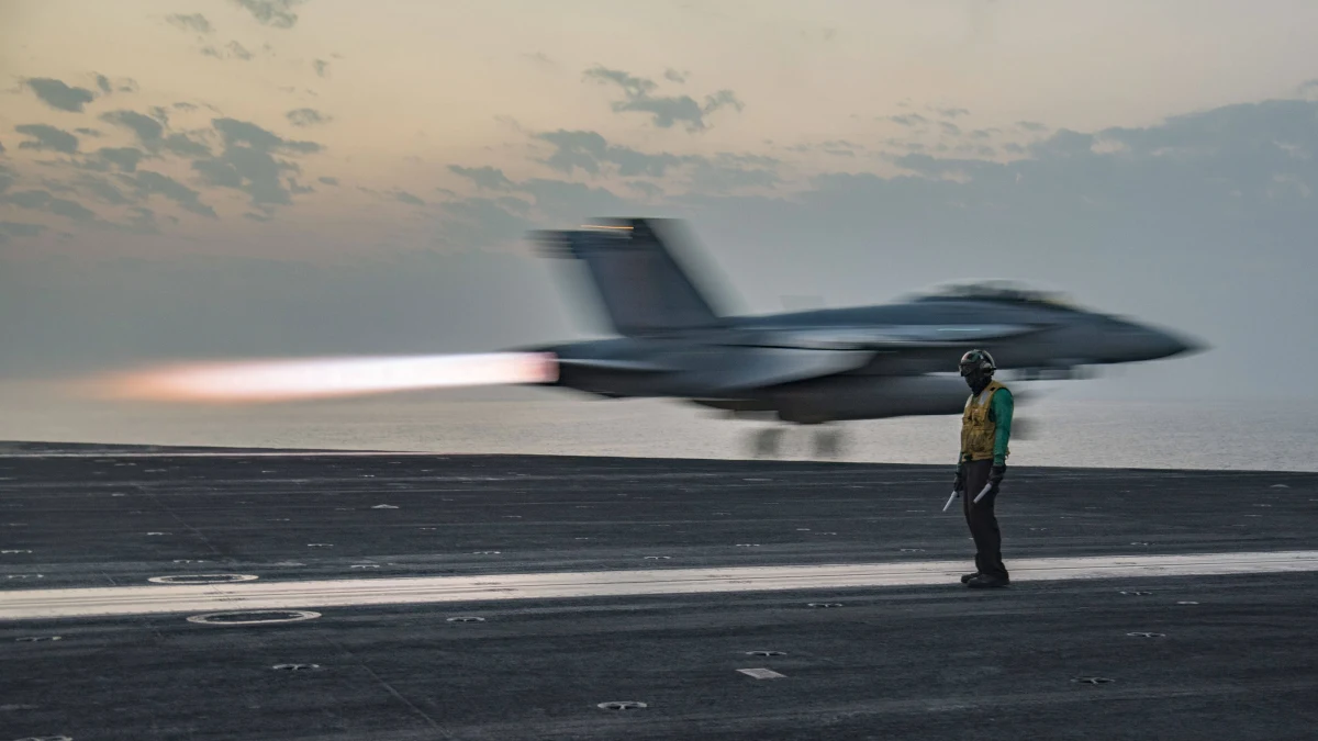​Pierwszy chiński lotniskowiec Liaoning i pięć innych okrętów wpłynęło na Morze Południowochińskie - poinformowało tajwańskie ministerstwo obrony narodowej. Pekin utrzymuje, że chodzi o rutynowe manewry.