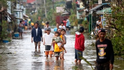 Tajfun nad Filipinami: 6 zabitych i blisko 400 tys. ewakuowanych