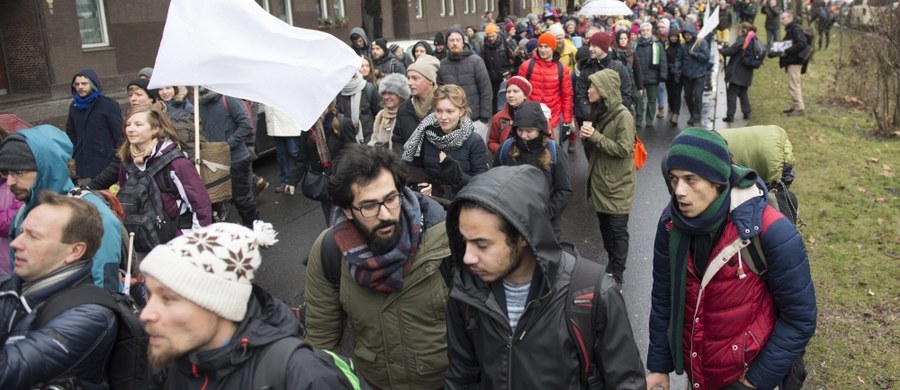 Kilkuset aktywistów wyruszyło w poniedziałek ze stolicy Niemiec w marszu pokoju, który zakończyć się ma dopiero na pograniczu turecko-syryjskim. W ten sposób uczestnicy akcji chcą zaapelować o zakończenie trwającej od ponad pięciu lat wojny w Syrii.