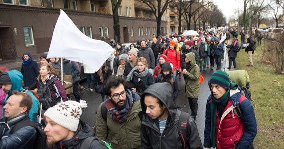 ​Ok. 400 osób z białymi flagami przeszło przez przedmieścia Berlina w "obywatelskim marszu dla Aleppo" w solidarności z mieszkańcami Syrii, a zwłaszcza Aleppo zrujnowanego przez trwającą od ponad pięciu lat wojnę - podali organizatorzy.
