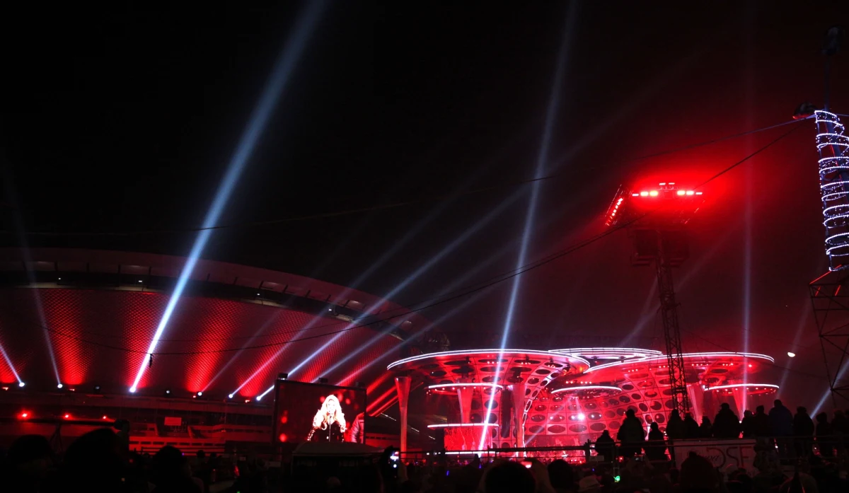 ​Specjalne kursy 25 linii autobusowych i 5 tramwajowych oraz trzy dodatkowe przejazdy pociągów przygotowują w związku z organizowaną w Katowicach zabawą sylwestrową organizatorzy i przewoźnicy komunikacji publicznej.